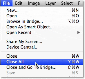 Seleccionando Cerrar todo en el menú Archivo en Photoshop CS4.