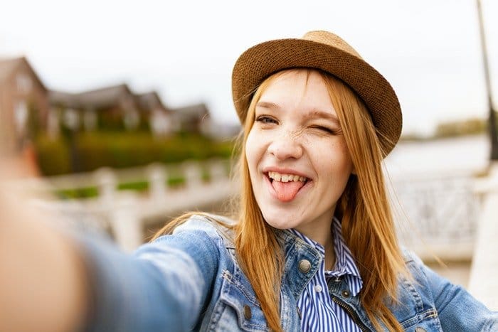 Una niña tomando un selfie al aire libre