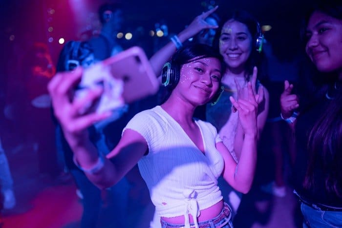 Chicas posando para una foto selfie en una discoteca