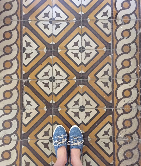 Selfie de pies con un bonito suelo en Viena