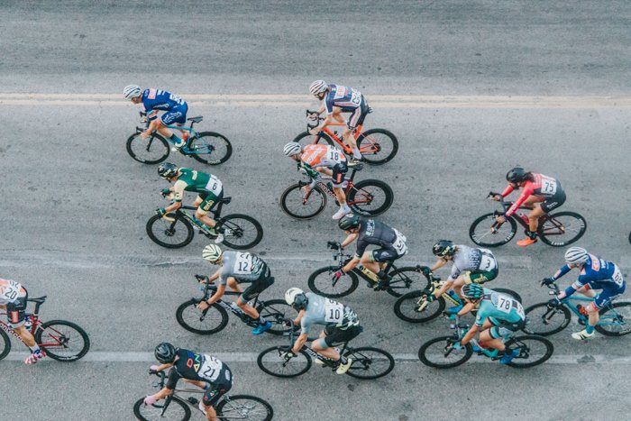 Una vista aérea de ciclistas en una carrera.
