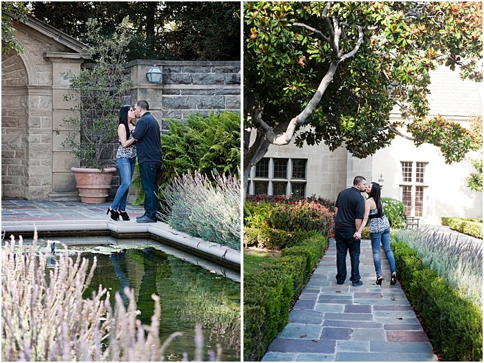 Una pareja cogidos de la mano y besándose en un jardín.