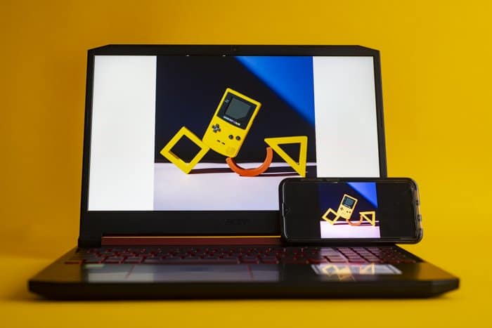 Una computadora portátil y un teléfono con la misma imagen en cada pantalla