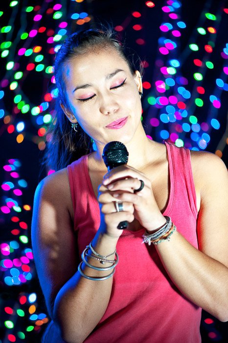 Un retrato de una cantante de karaoke bastante asiática