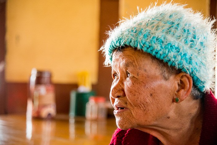 Un retrato de una anciana tailandesa filmada con una luz de borde