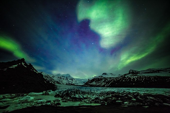 Toma de astrofotografía de fotograma completo de una escena de paisaje islandés con la aurora boreal arriba.  Tomada con lente rokinon de 14 mm a 15 segundos - F / 2.8 - ISO 2000