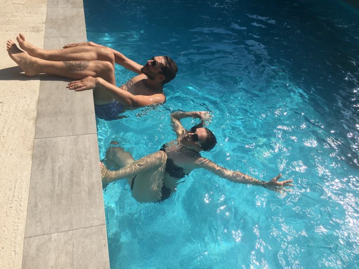 Una foto de una pareja en una piscina.