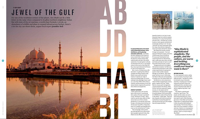 Revista con una foto de una gran mezquita blanca en el atardecer pastel, letras elegantemente enmascaradas en el costado de la foto