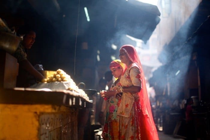 Mujeres comprando comida en un mercado: configuración de la cámara de fotografía callejera