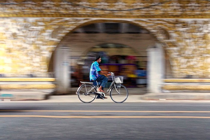 Un hombre en bicicleta a través de un túnel.