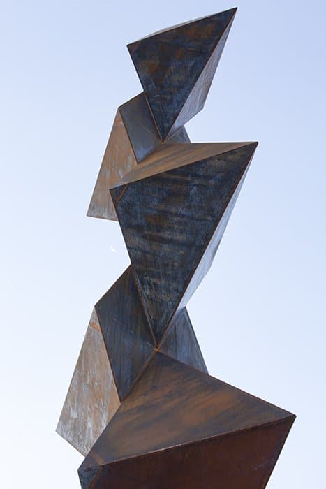 Foto de una escultura abstracta no figurativa