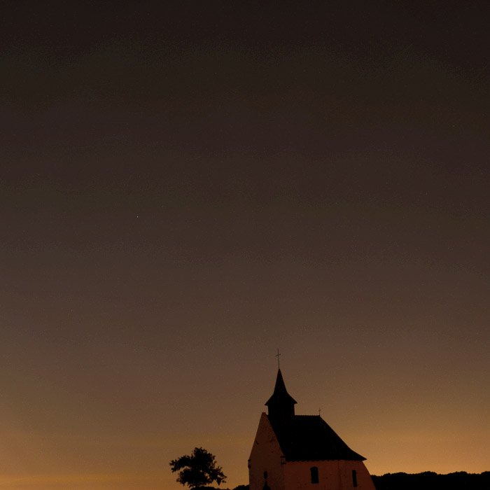 Una imagen del cielo nocturno sobre una iglesia.