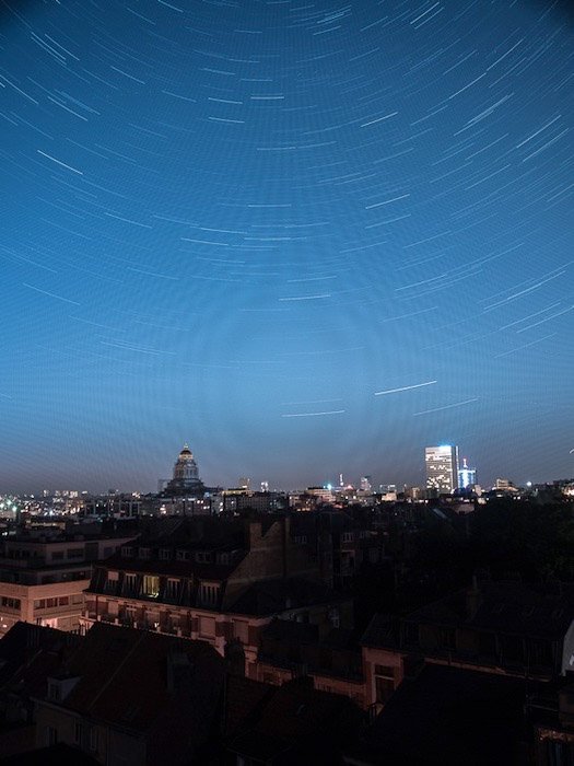 Un paisaje urbano por la noche, patrones no deseados en el cielo visibles - starstax review