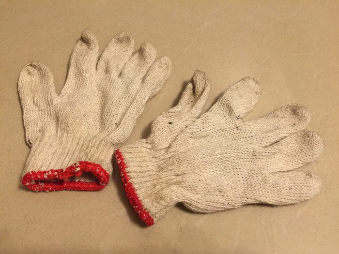 un par de guantes sobre fondo blanco