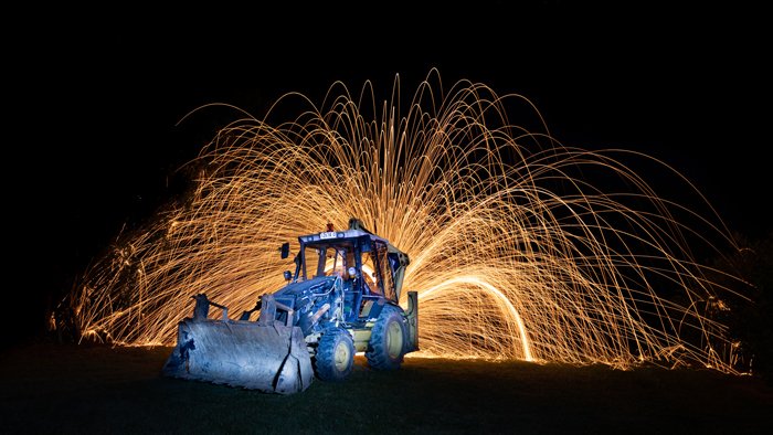 Foto de un tractor con fotografía de lana de acero
