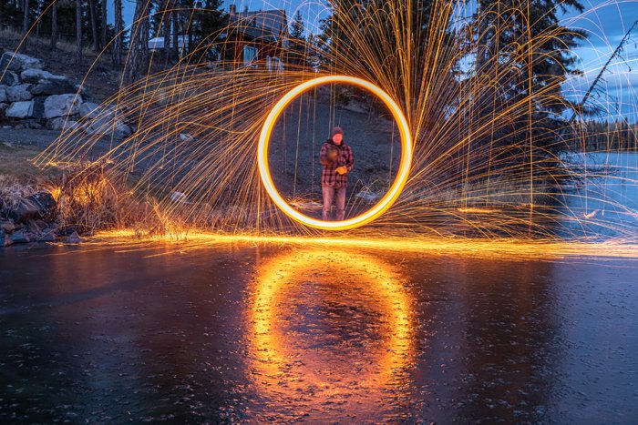 Fotografía de lana de acero con un hombre parado en medio del círculo.