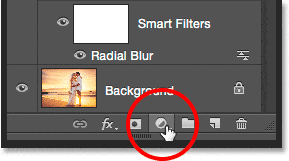 Haciendo clic en el icono Nueva capa de relleno o ajuste en el panel Capas.