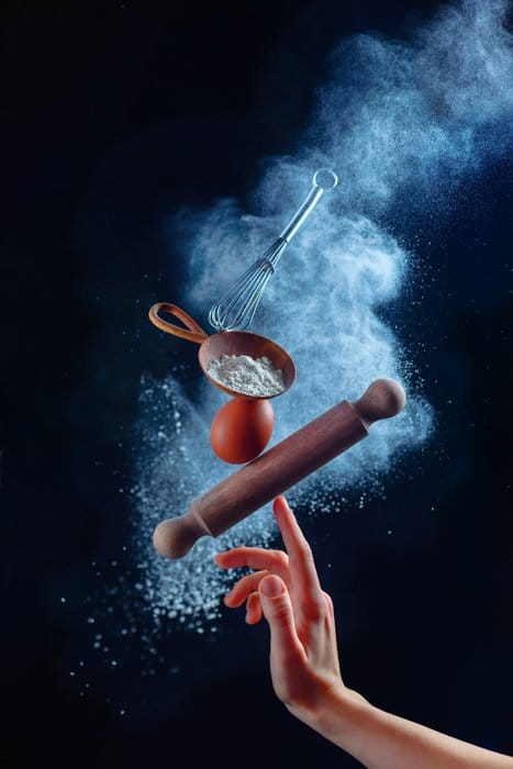 Increíble bodegón con utensilios de cocina voladores y nubes de harina: fotografía creativa de bodegones