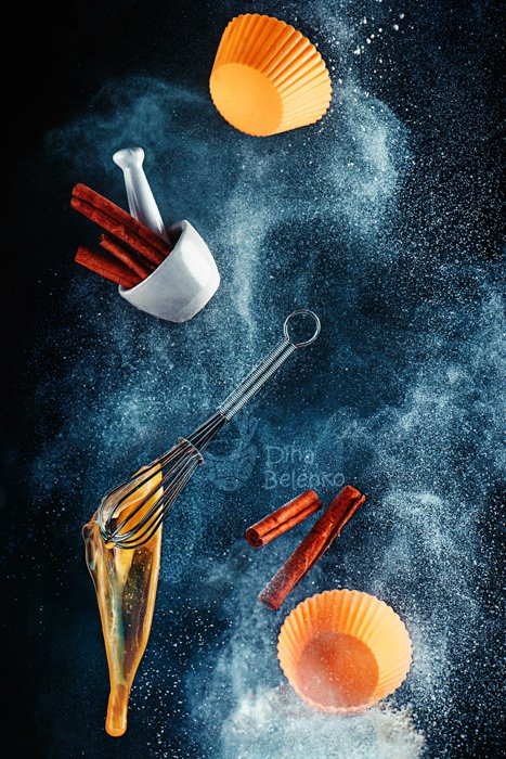 Un bodegón fotografiado con utensilios de cocina voladores y nubes de harina: fotografía creativa de bodegones
