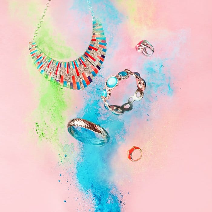 Un bodegón mágico con joyas y nubes de harina de colores