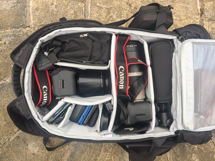 Una gama de equipos y accesorios para fotografía de stock en una bolsa para cámara