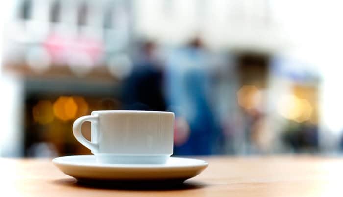 Un primer plano de una taza de café sobre una mesa - fotografía de stock consejos