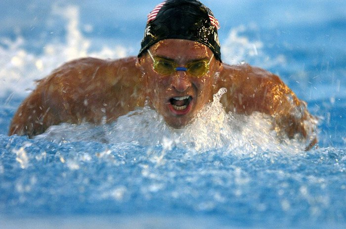 Una cara a la vista de un nadador en acción.