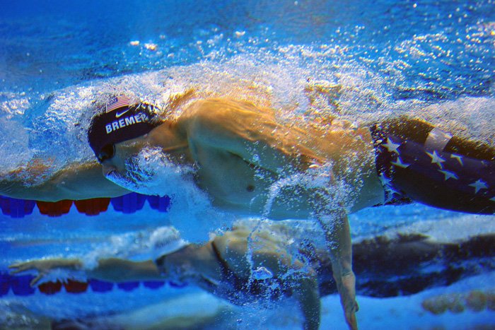 Una toma de acción bajo el agua de nadadores en una piscina: cómo tomar fotografías de natación