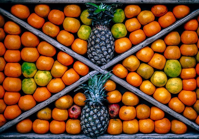 una emocionante composición de naturaleza muerta con frutas, tomada con la ayuda de la simetría en la fotografía