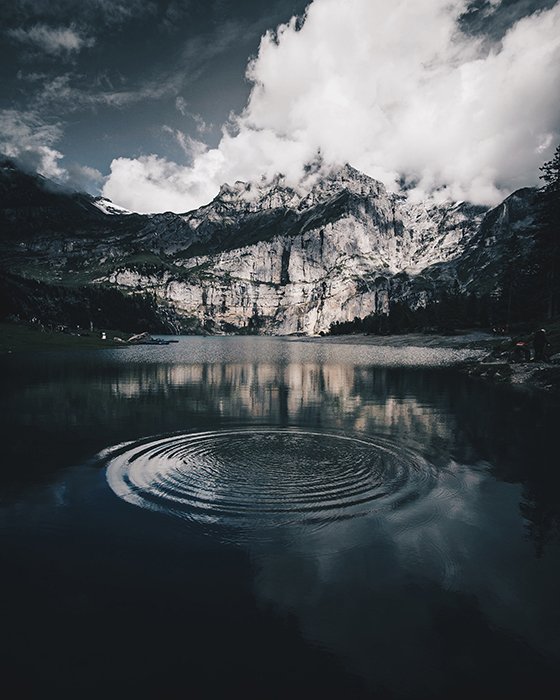 Paisaje montañoso atmosférico con un lago que agrega reflexión y profundidad: simetría en la fotografía