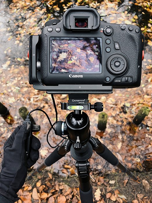 Una cámara DSLR montada en un trípode para captar la simetría en la fotografía de la naturaleza.