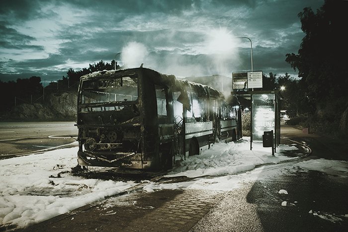 Foto surrealista de Hans Eiskonen de un autobús averiado.  fotografía surrealista
