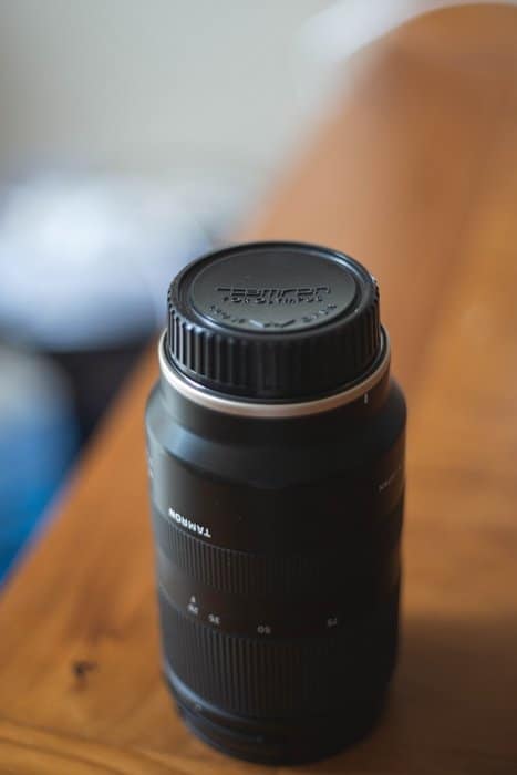 Foto de bodegón de una lente Tamron destacando las abreviaturas de la lente Tamron