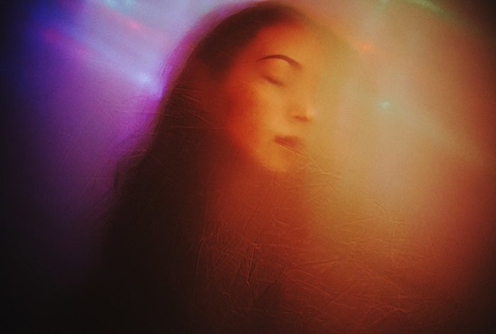 Foto de retrato surrealista de una mujer con un efecto borroso