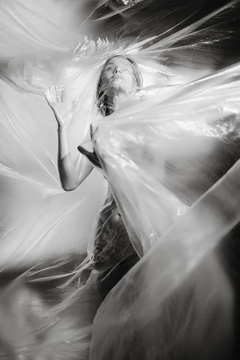 Foto surrealista de una mujer con una capa texturizada