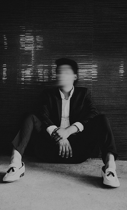 Foto de retrato en blanco y negro de un hombre con un efecto de desenfoque de movimiento en su rostro