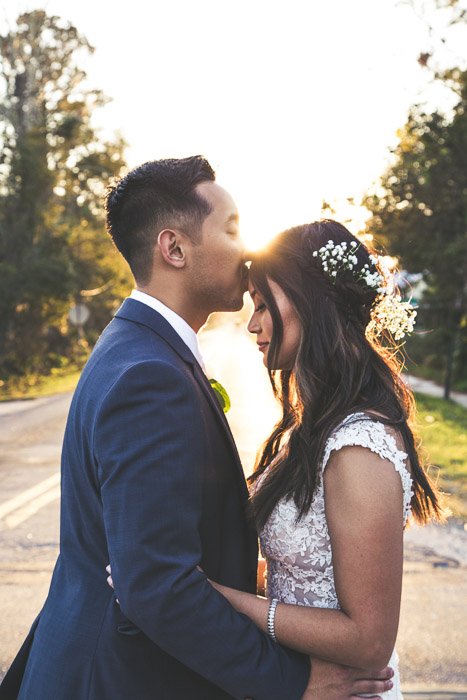 Una pareja de recién casados ​​besándose al aire libre, filmada con fotografía estroboscópica