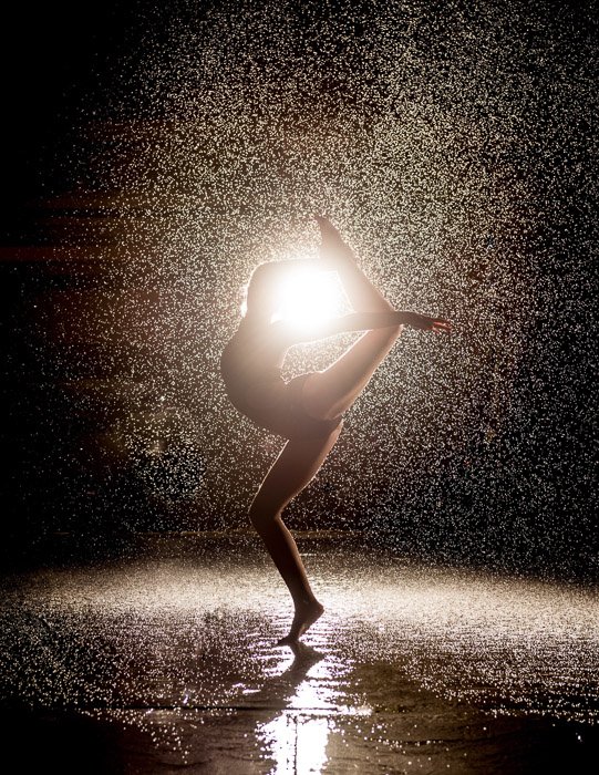 silueta de bailarina de ballet fotografiada bajo la lluvia