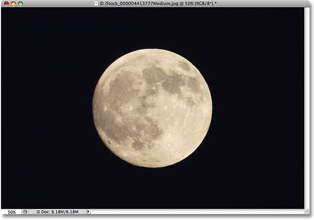 Una foto de la luna.  Imagen con licencia de iStockphoto de Photoshop Essentials.com