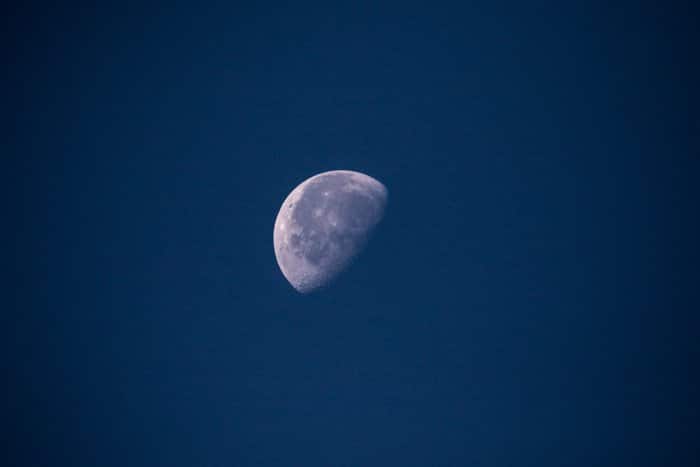 la foto de la luna con un superteleobjetivo
