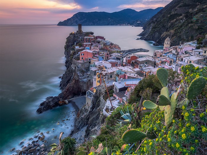 Vista superior de Vernazza Italia, fotografía de paisaje de verano con larga exposición