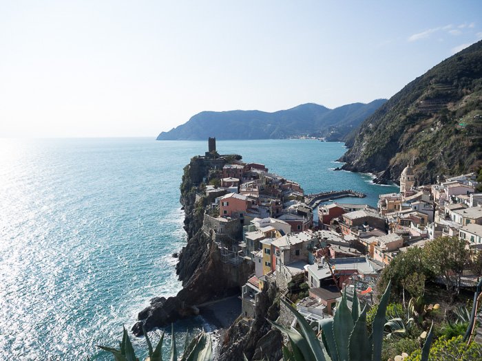 Una foto de un paisaje de verano de una ciudad costera italiana que demuestra la clásica pérdida de contraste