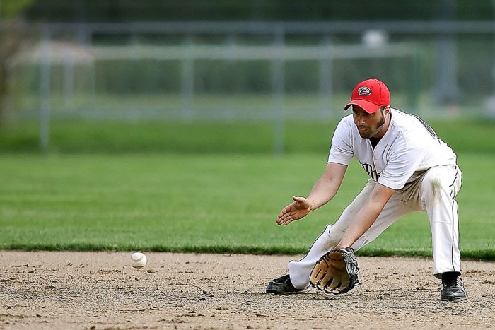 Una fotografía de béisbol de un jugador durante un juego.