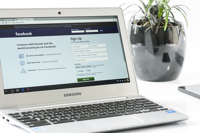 Una computadora portátil abierta en la página de inicio de sesión de Facebook