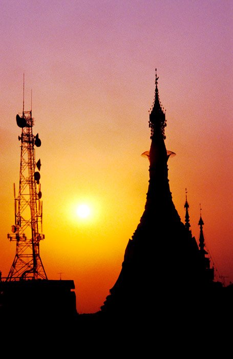 La silueta de una pagoda contra una hermosa puesta de sol