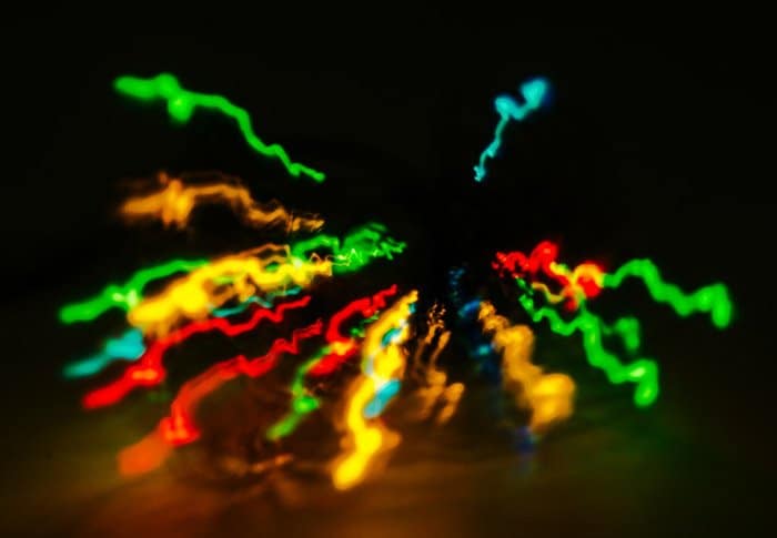 Una foto de ráfaga de zoom creativo de luces de colores sobre fondo negro