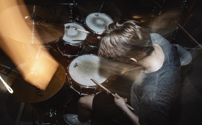 foto de un baterista con flash de sincronización lenta