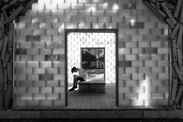 Una toma en blanco y negro de un visitante en el Pabellón de Cristal 2017 por Gregor Kregar, iluminación de fotografía callejera