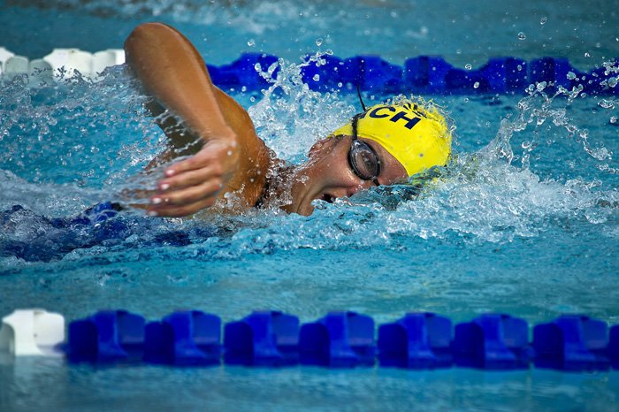 Una toma de acción de una nadadora: cómo tomar fotografías de natación