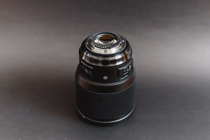 Fotografía de una lente Sigma de 85 mm